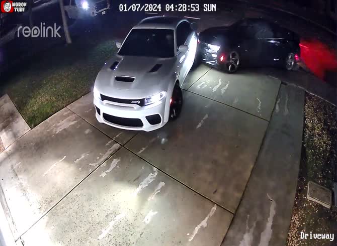 Video :A sports car driver just escapes being fired at and carjacked